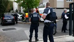 Polisi berjaga usai melakukan penangkapan terhadap seorang kakek pelaku penembakan di supermarket Kota Port-Marly, dekat Paris, Senin (26/9). Polisi mengepung rumah tersangka penembakan yang kemudian menyerahkan diri. (Thomas Samson/AFP)