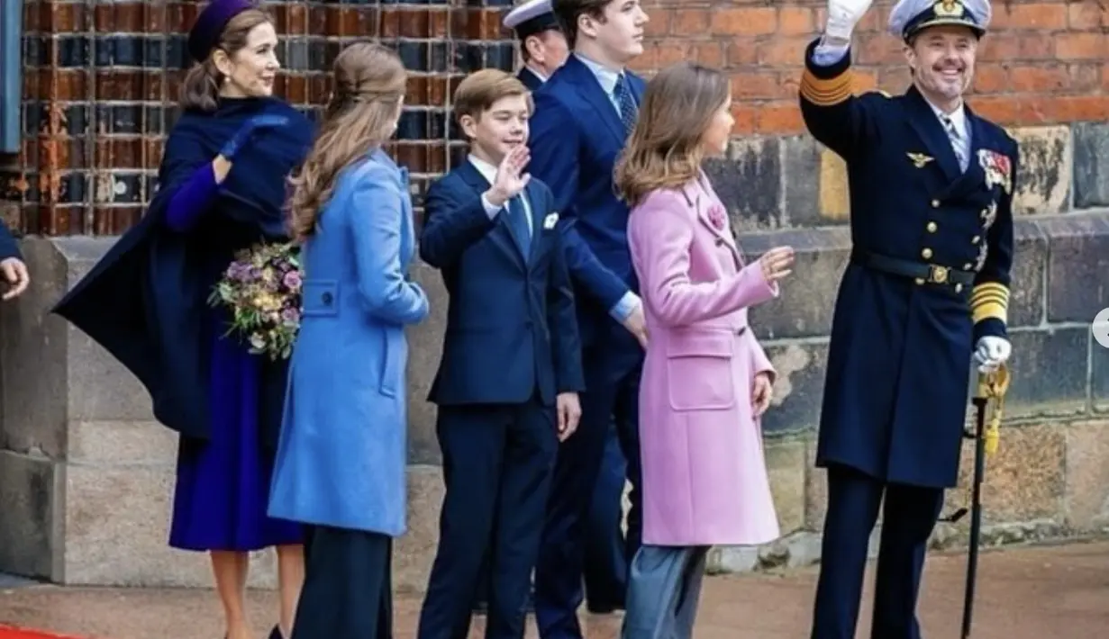 Pduan warna variatif membuat gaya keluarga ini begitu stylish. [Foto: Instagram/ royal.children_]