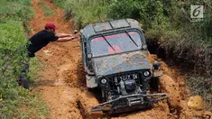 Jeep peserta jurnalis 4x4 terjebak dalam lumpur selama Fastron Weekend Drive-Dasa Warsa Jurnalis 4X4 di Depes Offroad Track, Desa Pelangi, Sentul, Bogor, Jabar (26/11). Kegiatan ini diikuti ratusan peserta dari 13 klub otomotif. (Liputan6.com/HO/Tatan)