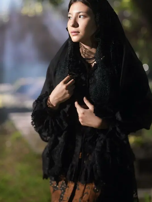 Sementara itu, Shalom tampil serba hitam dengan tudung lace dan kebaya lengan panjang warna senada. [@sharazaaa]