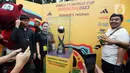 Masyarakat mengabadikan dengan ponsel trofi Piala Dunia U-17 2023 saat car free day (CFD) di kawasan Jalan Thamrin, Jakarta, Minggu (15/10/2023). Kegiatan tersebut dalam rangka promosi ajang Piala Dunia U-17 2023 di Indonesia. (Liputan6.com/Faizal Fanani)