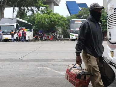 Calon pemudik saat berada di area Terminal Kampung Rambutan Jakarta, Senin (30/3/2020). Pemerintah sedang menyiapkan peraturan terkait mudik lebaran 2020 untuk mengurangi mobilitas penduduk dalam upaya pencegahan penyebaran virus Corona COVID-19. (Liputan6.com/Helmi Fithriansyah)