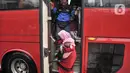 Pemilir atau pemudik arus balik turun dari bus antarkota antarprovinsi (AKAP) saat tiba di Terminal Kampung Rambutan, Jakarta, Senin (1/5/2023). (merdeka.com/Iqbal S Nugroho)