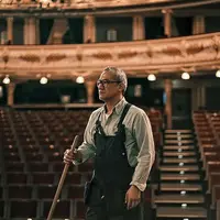 Tio Pakusadewo di film Surat dari Praha. Foto: Instagram (@suratdaripraha)