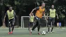 Bek Persipura Jayapura, Ricardo Salampessy, saat latihan jelang laga Liga 1 Indonesia di Lapangan Pertamina, Simprug, Jakarta, Rabu (23/5/2018). Persipura akan berhadapan dengan Persija Jakarta. (Bola.com/M Iqbal Ichsan)