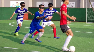 Pemain tim sepak bola tunanetra Provinsi Jiangsu mengikuti latihan di Nantong di provinsi Jiangsu timur China (19/8/2019). Tim yang pemainnya penyandang tunanetra ini tidak perlu khawatir jika cedera, mereka semua adalah tukang pijat. (Cheng Yajing/Jiangsu Provincial Blind Football Team/AFP)