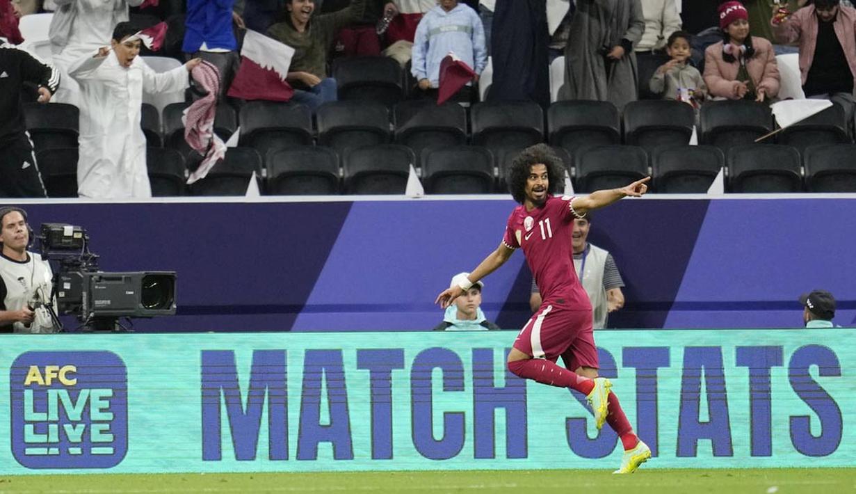 Pemain Qatar, Akram Afif, melakukan selebrasi setelah mencetak gol ke gawang Tajikistan pada laga Grup A Piala Asia di Stadion Al Bayt , Rabu (17/1/2024). (AP Photo/Aijaz Rahi)