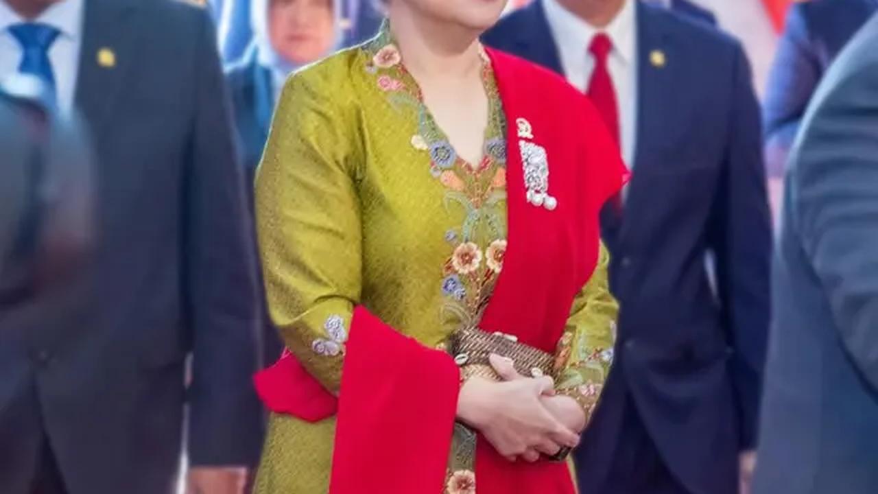 Puan Maharani pimpin sidang tahunan MPR dengan kebaya mustard bordir flora. Dipadu dengan kain Batik cokelat dan selendang bahu merah [@puan.maharani]