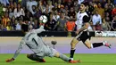 Kiper Sevilla, Sergio Rico Gonzalez, berusaha memblok bola sepakan gelandang Valencia, Manuel Guedes, pada laga La Liga Spanyol di Stadion Mestalla, Sabtu (21/10/2017). Valencia menang 4-0 atas Sevilla. (AFP/Jose Jordan)