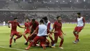 Pemain Timnas Indonesia U-19 merayakan gol yang dicetak Bagus Alfikri pada laga Kualifikasi AFC U-19 2020 di Stadion GBK, Jakarta, Minggu (10/11). Indonesia U-19 berhasil menahan imbang 1-1 DPR Korea. (Bola.com/Yoppy Renato)