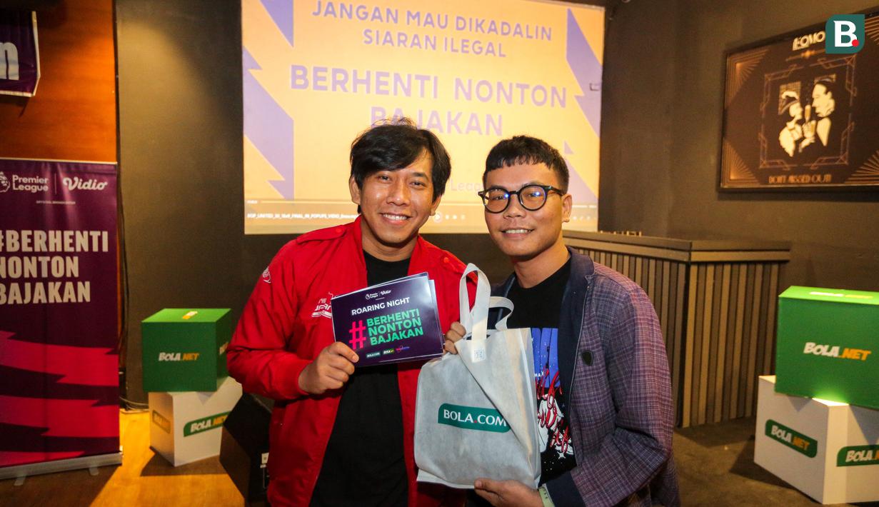 <p>Seorang penonton mendapatkan hadiah setelah menjawab kuis pada acara Roaring Night antara Manchester United melawan West Ham yang berlangsung di Fomo Bar, Melawai, Jakarta, Minggu (04/02/2024) malam WIB. (Bola.com/Bagaskara Lazuardi)</p>