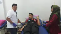 Salah Satu Kegiataan Kemanusiaan yang Dilakukan Peserta Kapal Pemuda Nusantara (KPN) 2018 di Palu, Sulawesi Tengah, Adalah Donor Darah (Muhammad Radityo Priyasmoro/Liputan6.com)