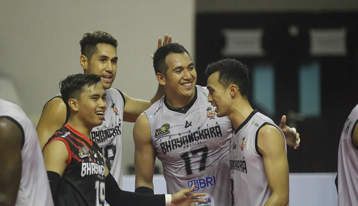Para pemain Jakarta Bhayangkara Presisi melakukan selebrasi setelah mendapatkan poin saat menghadapi Jakarta Pertamina Pertamax dalam laga terakhir putaran pertama Proliga 2023 di GOR PSCC Palembang, Minggu (22/1/2023). Jakarta Bhayangkara Presisi menang 3-0 (25-19, 15-16 dan 27-25) dan berhasil menjuarai putaran pertama Proliga 2023. (Dok. Proliga)