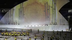 Penari melakukan latihan untuk persiapan tampil pada upacara pembukaan Asian Para Games 2018 di SUGBK, Jakarta, Kamis (27/9/2018). Pembukaan Asian Para Games 2018 akan digelar pada 6 Oktober 2018. (Bola.com/M Iqbal Ichsan)