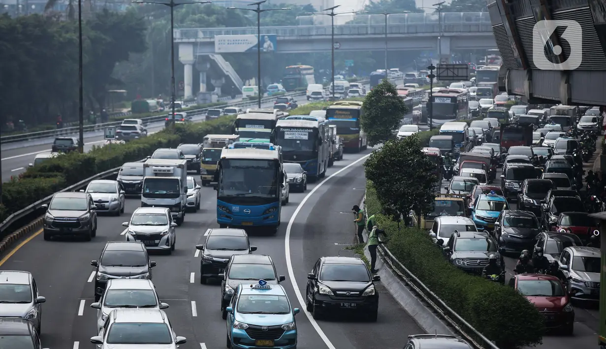 Sejumlah kendaraan terjebak kemacetan di Jalan Gatot Subroto, Jakarta, Rabu (31/8/2022). Syafrin menyebut saat ini pihaknya tengah mempersiapkan uji publik pengaturan jam kerja. Hasil uji publik itu, kata Syafrin, akan disampaikan ke Gubernur DKI Anies Baswedan untuk ditelaah lebih lanjut. (Liputan6.com/Faizal Fanani)