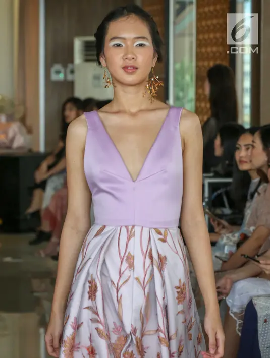 Model membawakan busana koleksi terbaru Alto Prive karya desainer Cynthia Vicario berkolaborasi dengan Tyna Kanna Mirdad di Menteng, Jakarta, Kamis (9/5/2019). Fashion show bertajuk FLORA menampilkan 20 busana model couture dan ready to wear. (Liputan6.com/Fery Pradolo)