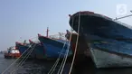 Kapal tangkap ikan GT 30 bersandar di Pelabuhan Muara Baru dan Pelabuhan Angke, Jakarta, Sabtu (9/10/2021). Ratusan nelayan memilih tidak melaut untuk memprotes terbitnya PP Nomor 85 Tahun 2021 KKP terkait tarif atas jenis Penerimaan Negara Bukan Pajak (PNBP). (merdeka.com/Imam Buhori)