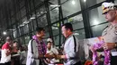Menpora Imam Nahrawi memberikan selamat kepada pelatih Timnas Indonesia U-22 Indra Sjafri saat tiba di Bandara Soekarno Hatta, Tangerang, Rabu (27/2). Timnas tiba di tanah air usai menjuarai Piala AFF U-22 2019 di Kamboja. (Liputan6.com/Herman Zakharia)