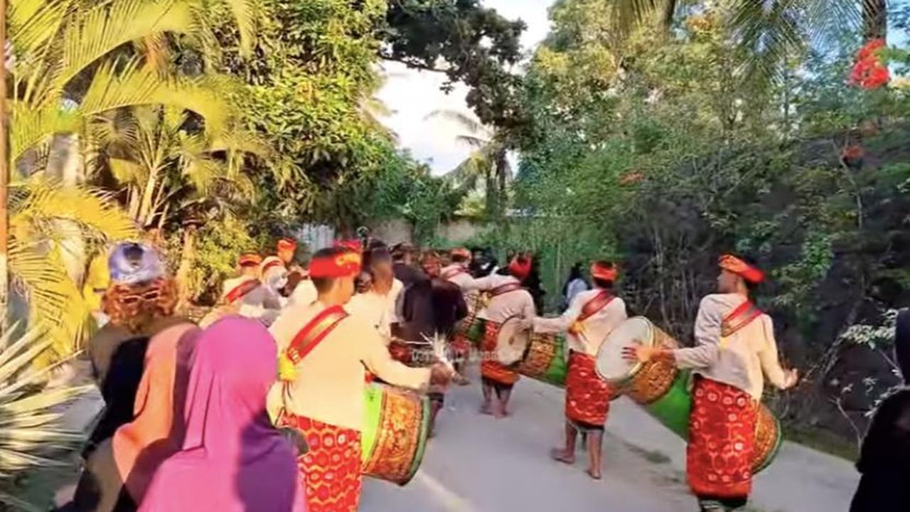 Para rekan nampak begitu bahagia saat mengantarkan sang pengantin menuju pelaminan. <br>