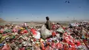Seorang anak kecil mencari sampah di sebuah tempat pembuangan akhir (TPA) di pinggiran Sanaa, Yaman, Rabu (16/11). Setiap hari para bocah di daerah tersebut mengumpulkan sampah untuk didaur ulang atau dijual. (REUTERS/Mohamed al-Sayaghi)
