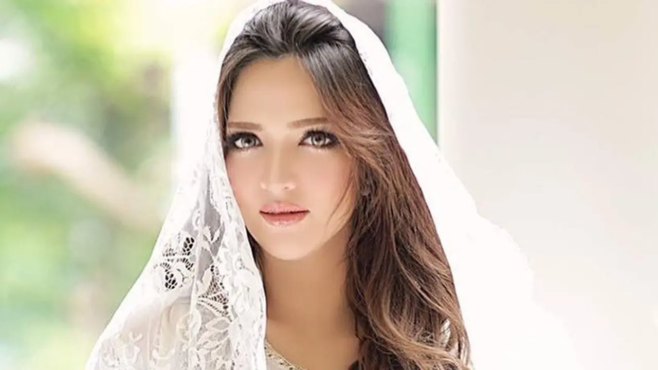 6 Potret Nia Ramadhani Pakai Hijab, Cantik Bikin Pangling