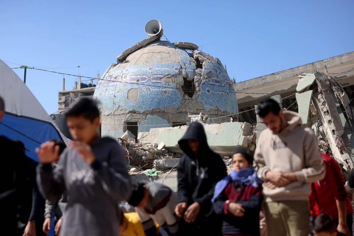 FOTO: Salat Jumat Pertama Ramadan di Tengah Reruntuhan Gaza