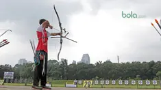 Pemanah Indonesia, Subekti Okka Bagus membidik sasaran saat turun pada nomor Recurve Tim Putra Test Event Asian Games 2018 di Venue Panahan, Jakarta, Selasa (13/2/2017). Indonesia menang atas Malaysia 5-4. (Bola.com/Nick Hanoatubun)