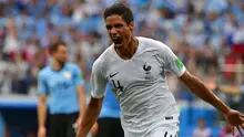 Bek Timnas Prancis Raphael Varane merayakan gol ke gawang Uruguay pada laga 8 besar Piala Dunia 2018 di Nizhny Novgorod Stadium, Jumat (6/7/2018). (AFP/Mladen Antonov)