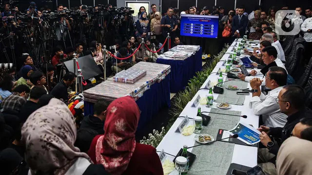 Bersama Sejumlah Menteri, Menko Polkam Budi Gunawan Tunjukkan Tumpukan Uang Hasil Operasi Pemberantasan Judi Online