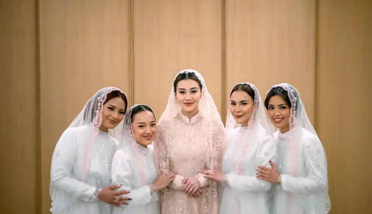 Pada momen pengajian, keluarga Aaliyah kompak mengenakan dress brokat dan kerudung nuansa warna putih-pink pastel dari @deafebrindagallery. [@deafebrindagallery/@thariqhalilintar].