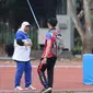 Volunteer Asian Para Games 2018 membantu mengambil dan menyerahkan peralatan latihan atlet di Stadion Madya Kompleks GBK, Jakarta, Kamis (11/10). Mereka bertugas membantu kelancaran pelaksanaan Asian Para Games 2018. (Liputan6.com/Helmi Fithriansyah)