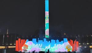 Permainan video mapping dan cahaya meriahkan Jakarta Water Fountain 2025 pada Sabtu, 13 Desember 2025. (dok. Liputan6.com/Dinny Mutiah)