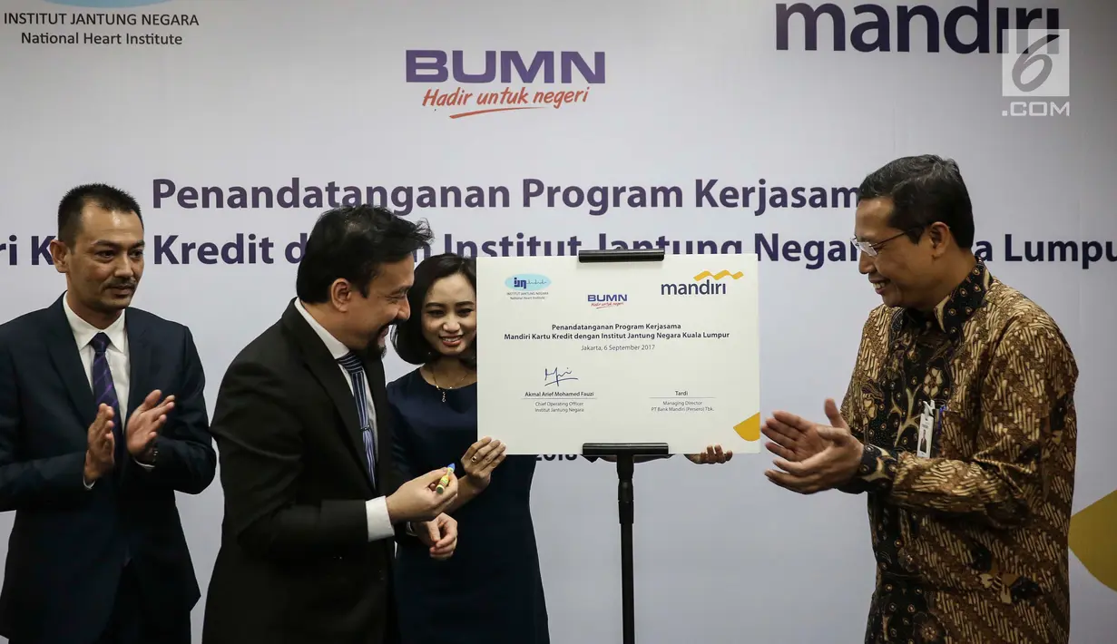 Chief Operating Officer Institut Jantung Negara (IJN) Kuala Lumpur Akmal Arief Mohamed Fauzi (kedua kiri) melakukan penandatanganan perjanjian kerjasama di Jakarta, Rabu (6/9). (Liputan6.com/Angga Yuniar)