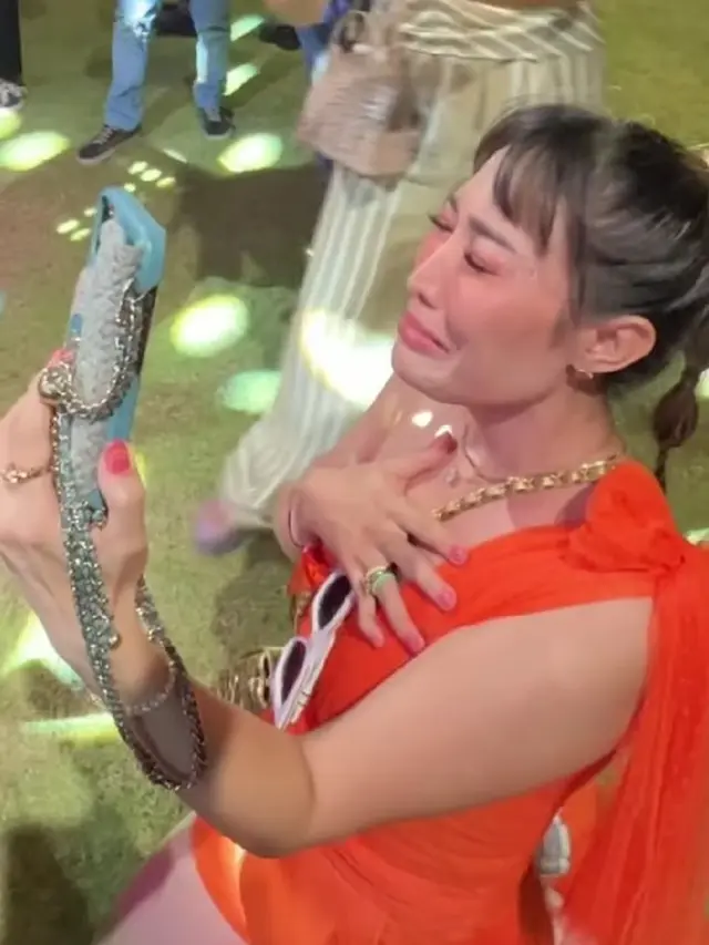 Ayu Dewi Menangis