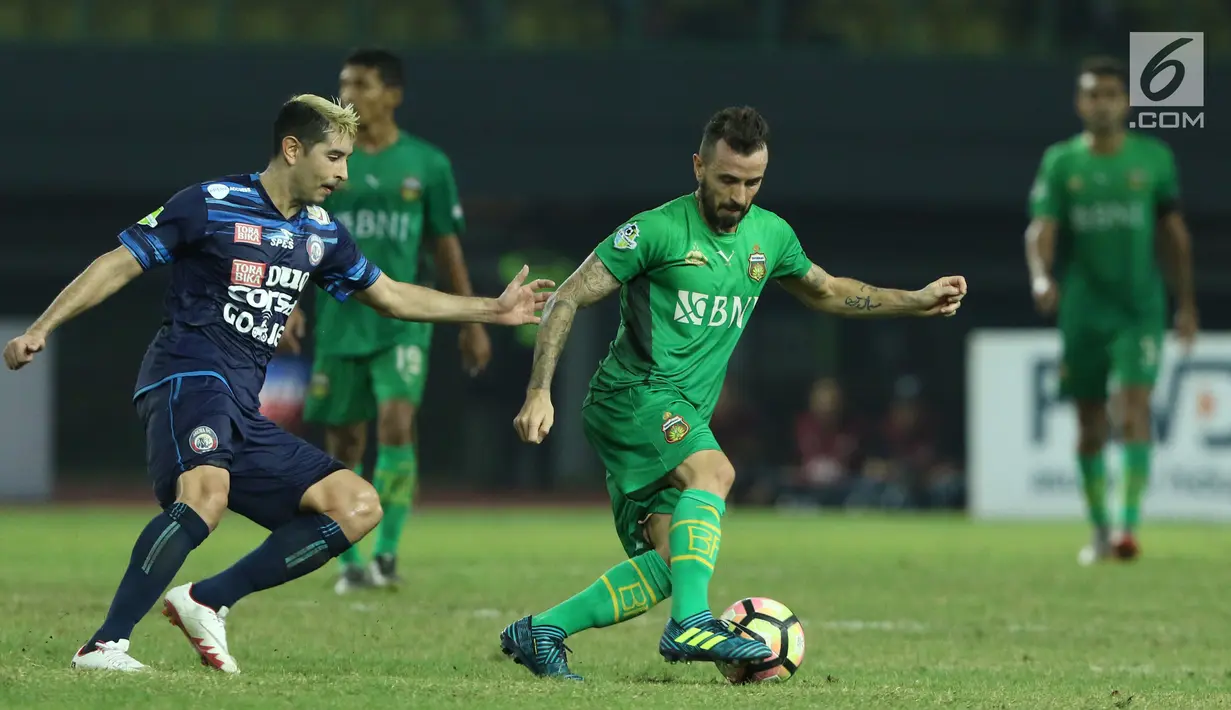 Gelandang Arema FC, Esteban Vizcarra (kiri) berebut bola dengan pemain Bhayangkara FC, Paulo Sergio Moreira saat lanjutan Liga 1 Indonesia di Stadion Patriot Candrabhaga, Bekasi, Jumat (4/8). Bhayangkara FC unggul 2-1. (Liputan6.com/Helmi Fithriansyah)