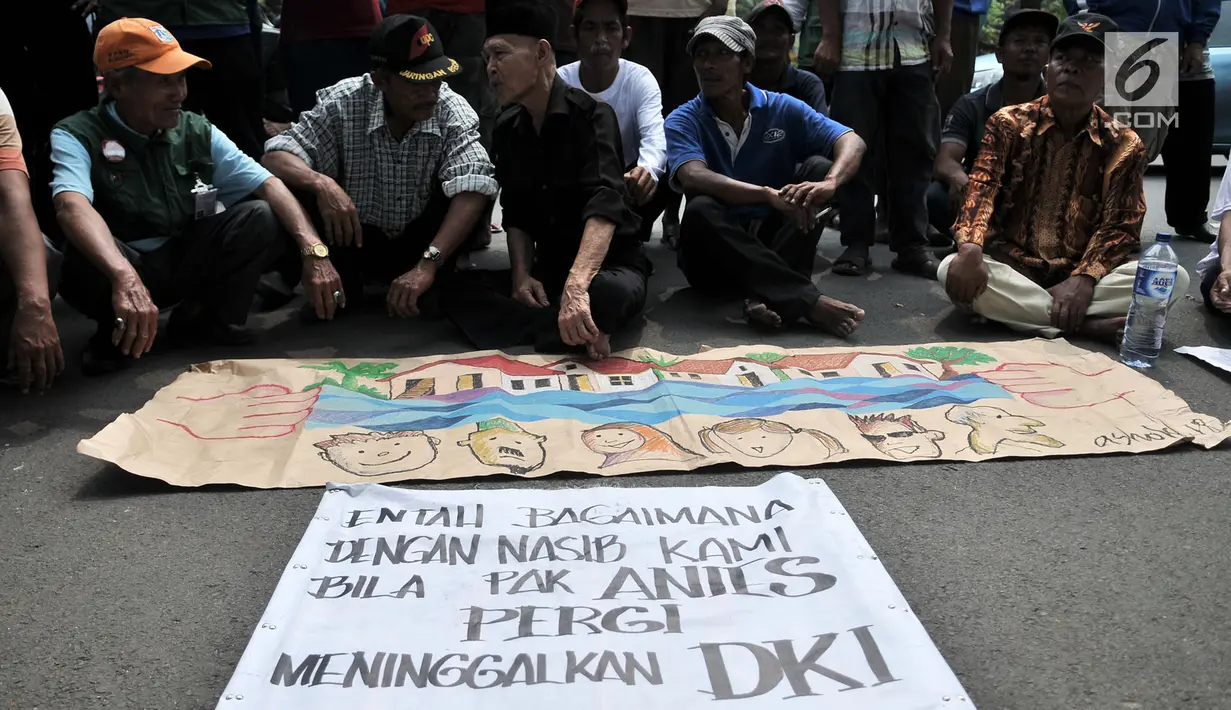 Massa yang tergabung dalam Jaringan Rakyat Miskin Kota (JRMK) dan Serikat Becak Jakarta (Sebaja) saat menggelar aksi di depan Balai Kota, Jakarta, Senin (23/7). (Merdeka.com/Iqbal S. Nugroho)