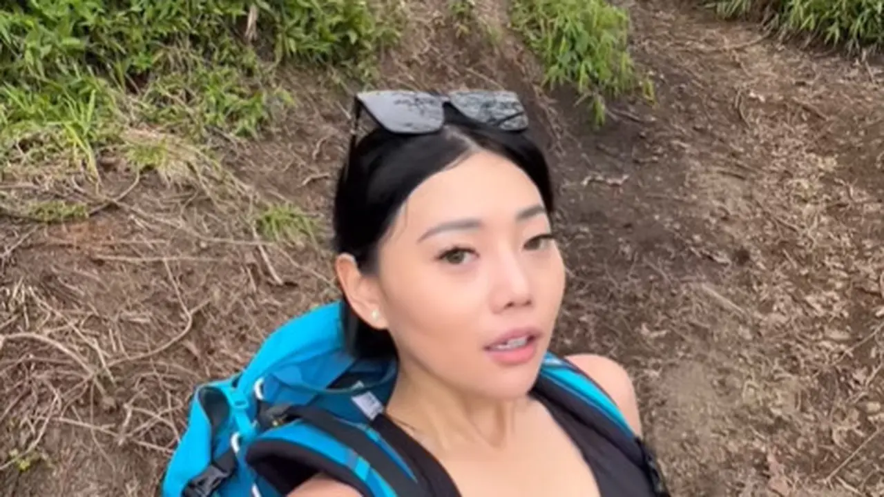 8 Gaya Sporty Wendy Walters Taklukkan Gunung Merbabu dengan Outfit dari Brand Ternama