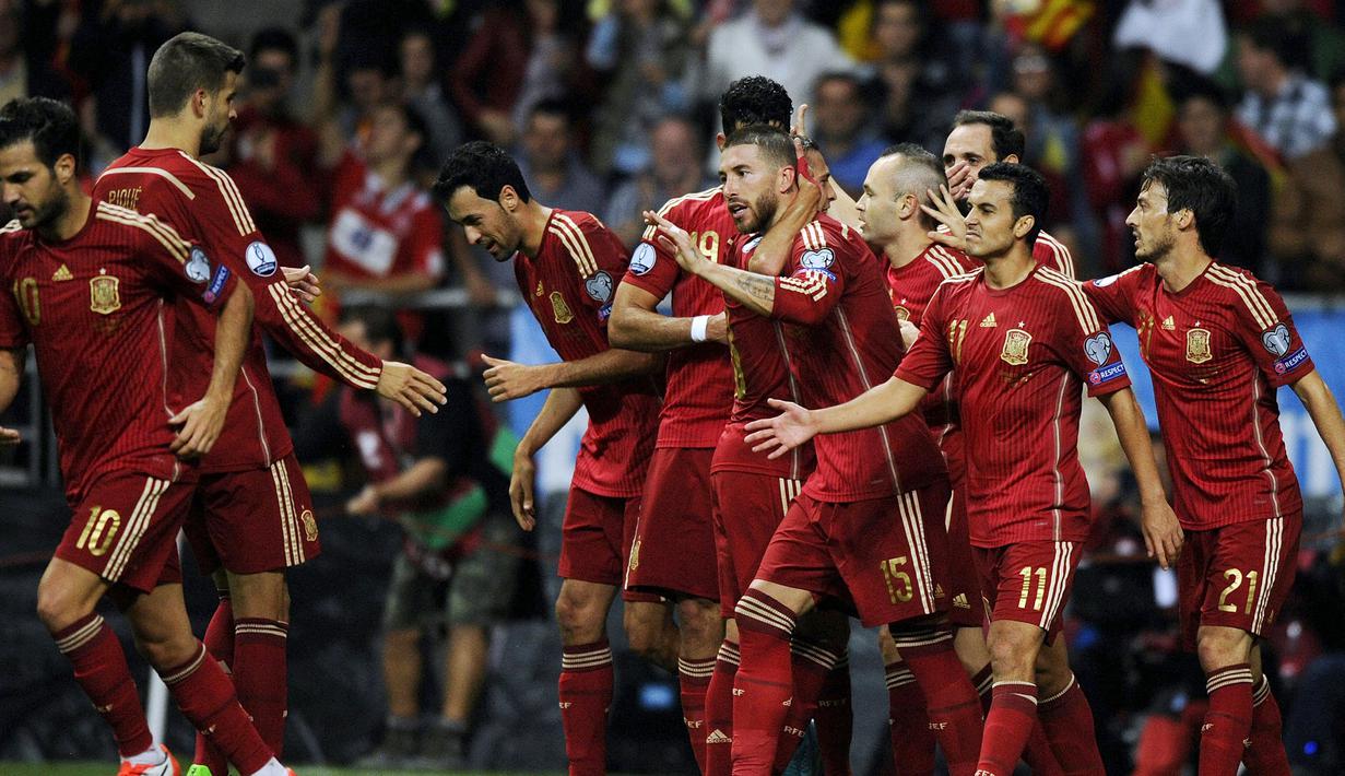 Pemain Spanyol merayakan gol yang dicetak Andres Iniesta ke gawang Slovakia pada laga kualifikasi Piala Eropa 2016 di Stadion Carlos Tartiere, Spanyol, Sabtu (5/9/2015). (Reuters/Eloy Alonso)