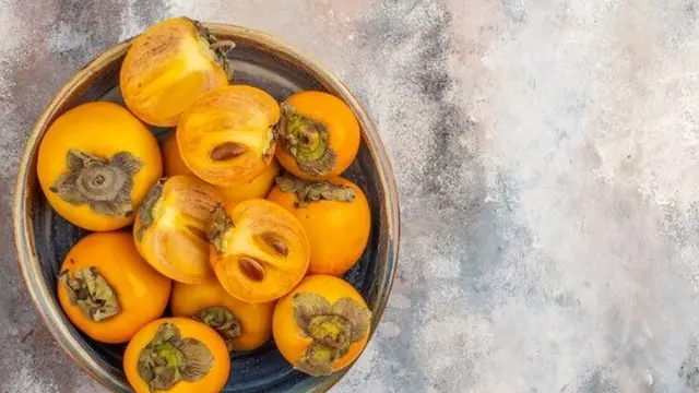 Buah Kesemek (Sumber: freepik.com/KamranAydinov)