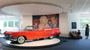 Pengunjung beristirahat di samping mobil Cadillac Series 62 tahun 1959 yang dipajang di Newport Car Museum di Portsmouth (13/6). (AP Photo / Michelle R. Smith)