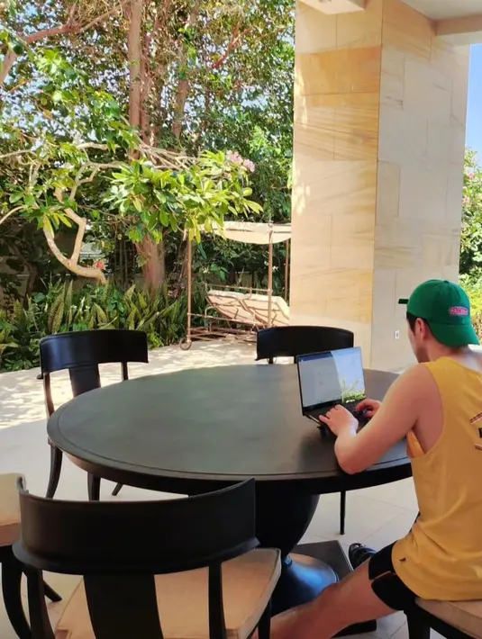 Son Suk Ku tampak sibuk dengan laptopnya. Kira-kira, apa yang sedang dia kerjakan di depan laptopnya? (Foto: Instagram/ sonsukku)
