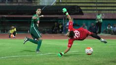 Pemain Bhayangkara Surabaya United, Oktavio Dutra mengecoh kiper Persib Bandung, Made Wirawan pada laga Torabika Soccer Championship 2016 di Stadion Delta Sidoarjo, Sabtu (11/6/2016). (Bola.com/Nicklas Hanoatubun)