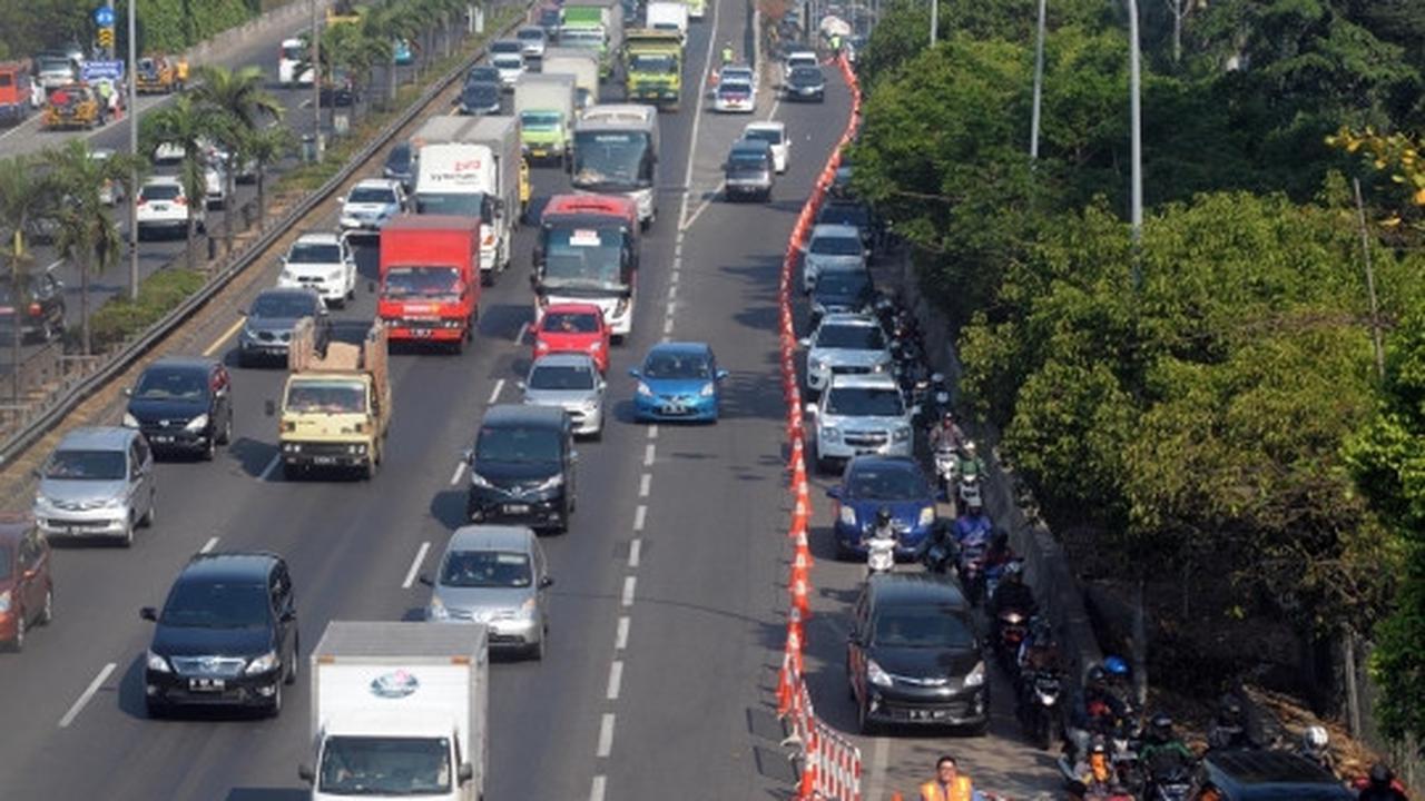 Pemandangan sepeda motor masuk Tol JORR depan Citos