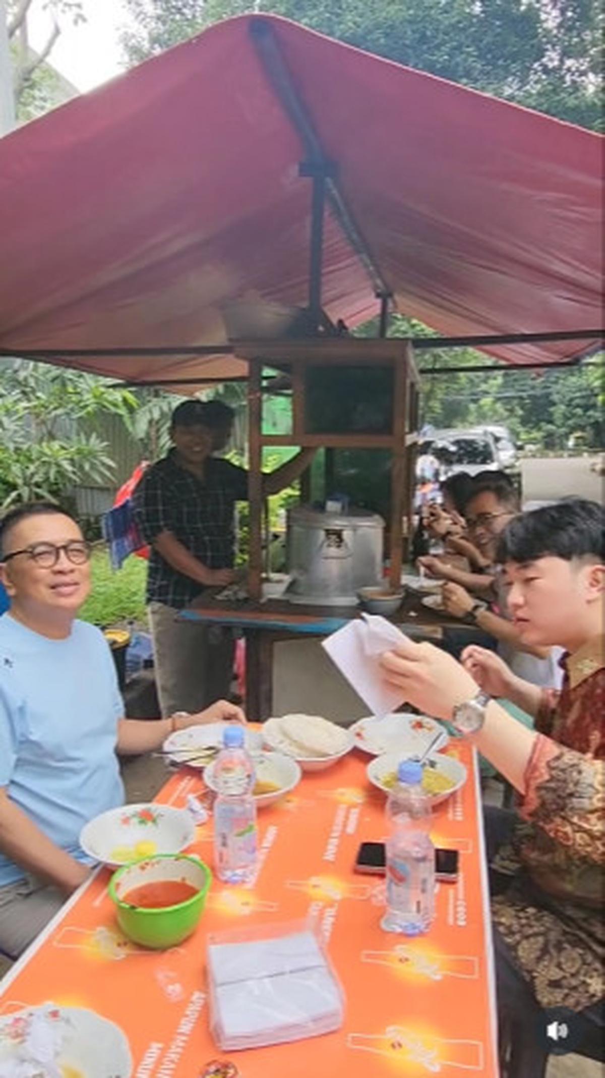 Menantu Helmy Yahya WN Korea Makan Soto, Habis Empat Piring Nasi Pas Bayar Kaget