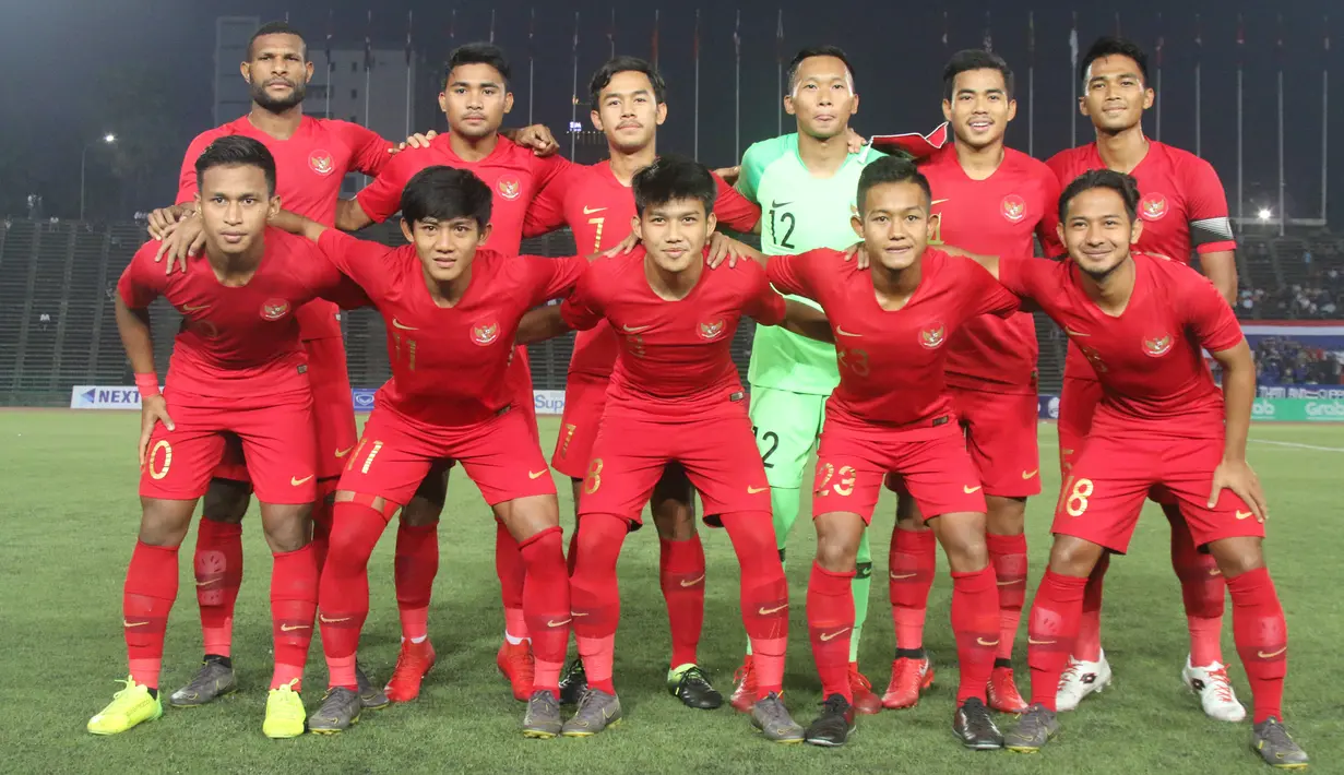 Para pemain Timnas Indonesia foto bersama sebelum melawan Thailand pada laga Piala AFF U-22 2019 di Stadion National Olympic, Phnom Penh, Selasa (26/2). Indonesia menang 2-1 atas Thailand. (Bola.com/Zulfirdaus Harahap)