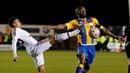 Pemain MU, Jesse Lingar (kiri), berebut bola dengan pemain Shrewsbury Town, Abu Ogogo, pada putaran kelima Piala FA di Stadion Greenhous Meadow, Shrewsbury, Selasa (23/2/2016) dini hari WIB. (Action Images via Reuters/Lee Smith)