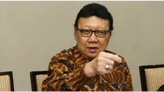 Menteri Dalam Negeri ) Tjahjo Kumolo‎ penasaran dengan keberadaan Bupati Bangkalan Makmun Ibnu Fuad yang dikabarkan sering bolos kerja semenjak Desember 2015 lalu. 