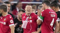 Pemain Wrexham, Paul Mullin dengan menggunakan alat bantu pernapasan dibantu sejumlah tim medis meninggalkan lapangan pertandingan setelah mengalami insiden dengan kiper Manchester United, Nathan Bishop pada laga uji coba pramusim di Snapdragon Stadium, San Diego, California, Rabu (25/07/2023) WIB. (AP Photo/Gregory Bull)