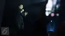 Penyanyi Tulus tampil dalam konser tunggal Rossa bertajuk 'The Journey of 21 Dazzling Years' di Plenary Hall, Jakarta Convention Center, Kamis (13/4). Tulus membawakan lagu Nada-Nada Cinta. (Liputan6.com/Herman Zakharia)