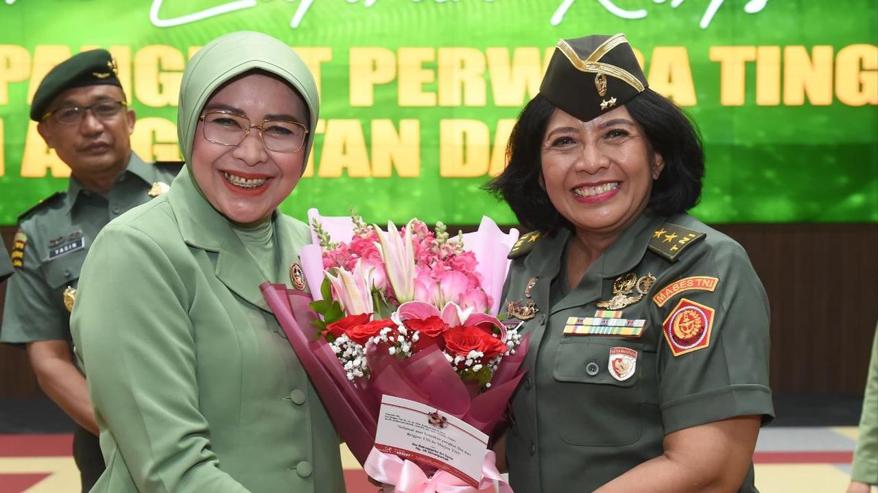 Sikap Sempurna, Kadet Mahasiswa Unhan Ucap Selamat Ultah ke Satu-satunya Wanita Bintang Dua di TNI AD